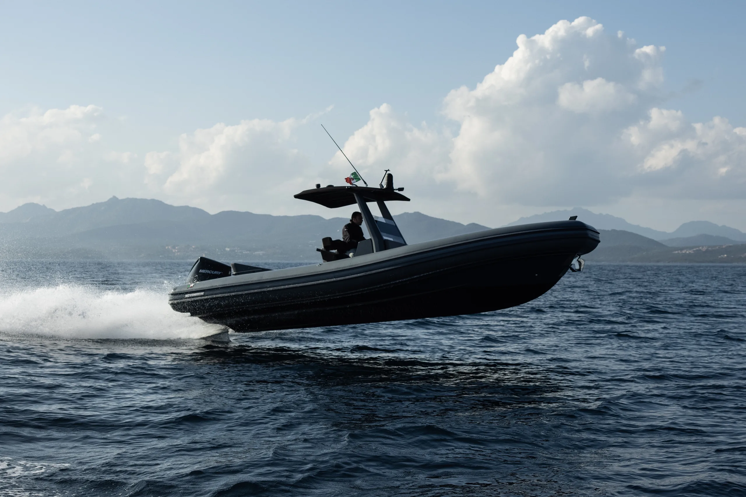 Novamarine RH 800 (2027) – plovilo u vožnji iz profila